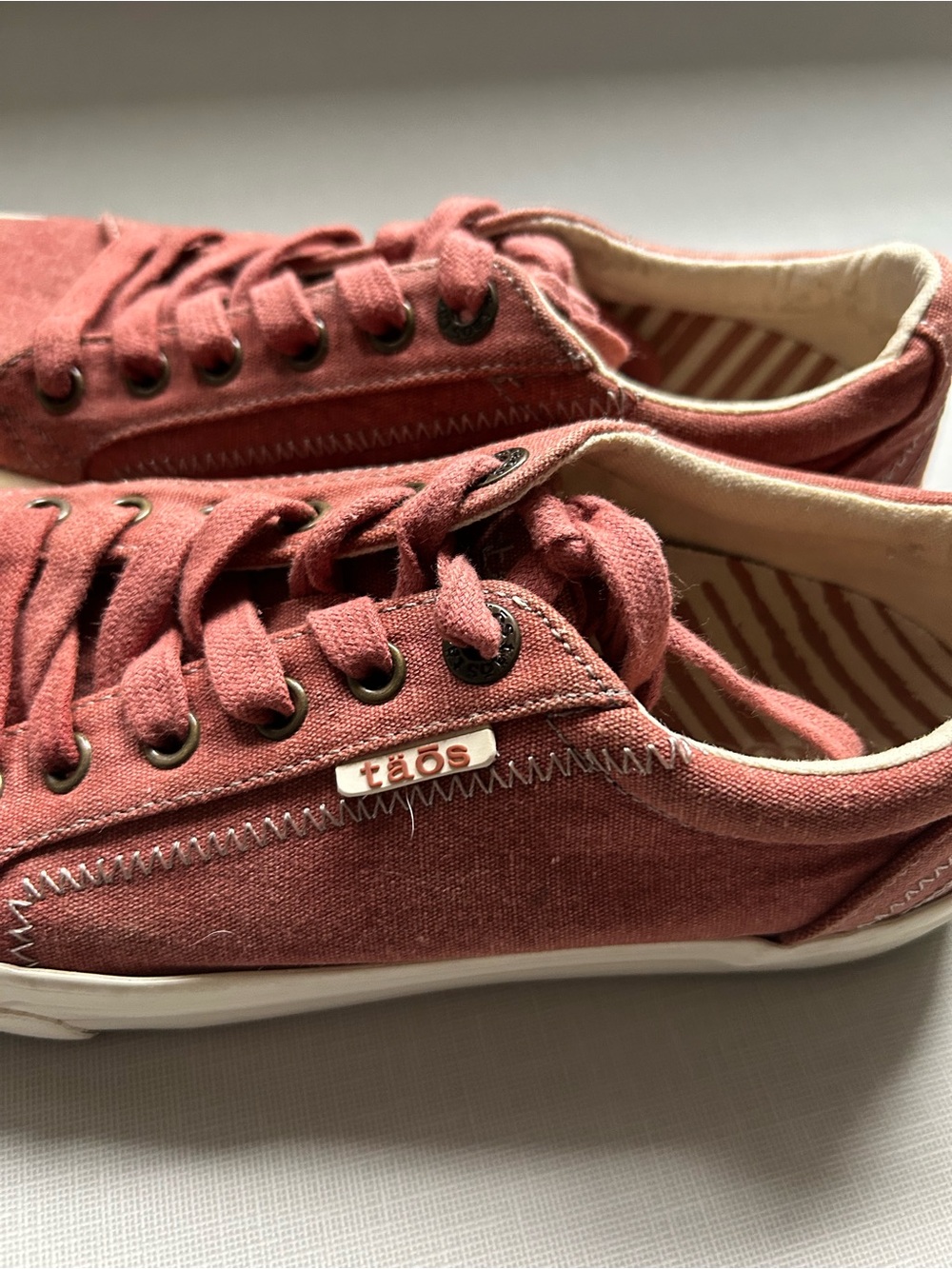 Taos Footwear Men's Low-Top Sneakers in Burgundy and White